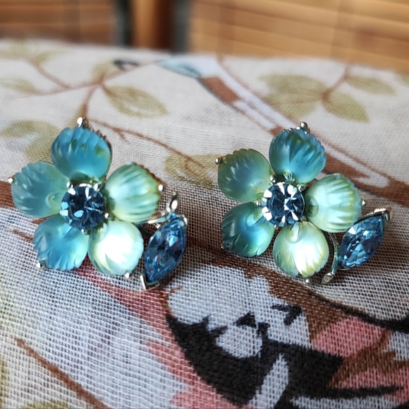 Lisner Ombre Silver Rhodium Plate Screw Back Fruit Salad Earrings Molded Plastic - Picture 1 of 7